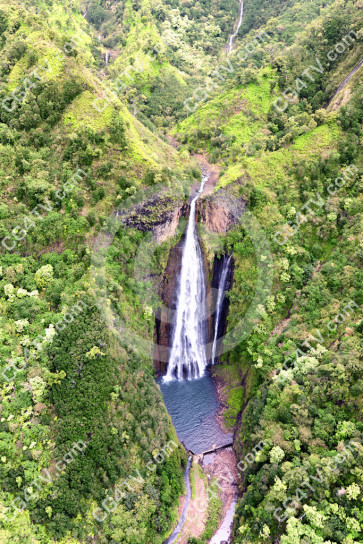 Waterfall in Hawaii Photo high resolution